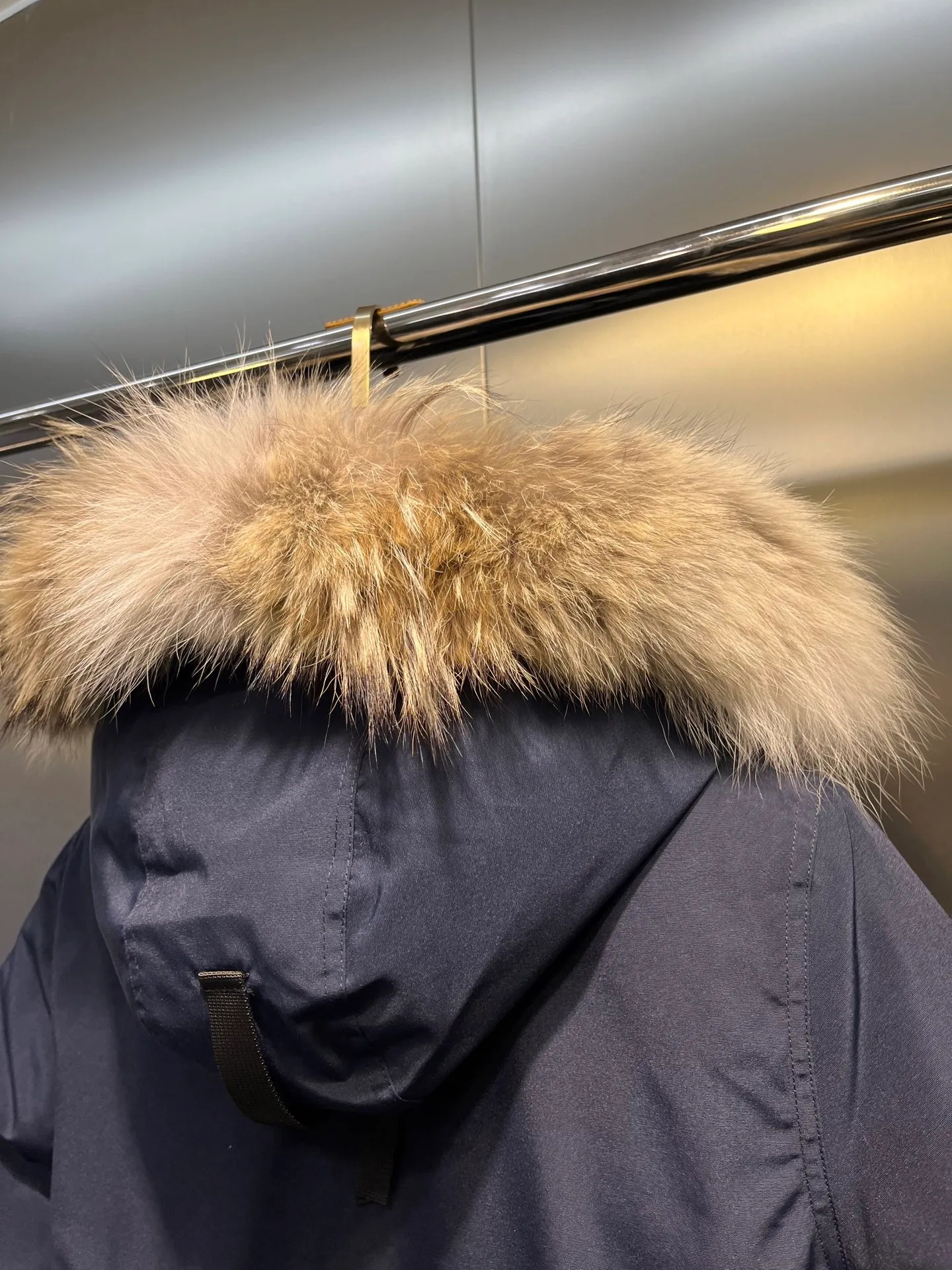 P840 Canada goose🌟 Canada Goose 07 models All in stock, 6 colors, I will never stop stocking this winter All original factory customization All details strictly required have been corrected since the beginning of this year Detachable fur collar! The workmanship and wiring are very straight! A big goose is enough for a winter. Size: 1. 90% white duck down from a conscientious manufacturer (some people brag about their own goose down, please search it on your own. Goose down is warmer and less fluffy than duck down, so good down jackets are all white duck down. There is no such thing as white goose down) 2. Upgraded fabrics with moderate hardness, waterproof, windproof and anti-fouling (Arctic Tech fabrics imported from South Korea are not comparable to fabrics dyed by some small workshops) 3. YKK No. 10 authentic zippers (Japanese customized YKK zipper, silky smooth, not stuck, officially designated) 4. Western Canadian wolf hair (Wolf hair is divided into eastern, central, and western. Western wolf hair is light in color, dense, and has good thermal insulation effect. It is the genuine Canada Goose grade) Let’s analyze and explain some details of the production 1. First, sew the liner and then fill it with down (some small factories and small workshops first fill it with down and then sew) Why? The technology is not up to par and the hardware conditions are not enough! ! ! For this step alone, we need to spend more time and money. 2. Filling the inner tank with down. We are all down filling machines to ensure that the down weight of each pill is the same. There is a video (small factory, small workshop is stuffed by hand). Why? The hardware conditions are not enough. A machine costs more than 100,000 yuan. Small factories simply cannot buy it. This means that the weight of the down in each liner cannot be guaranteed, and the warmth of high-end down jackets cannot be guaranteed. 3. For the needles of the sewing machine, we all use the top-notch No. 7 needles (small factories all use No. 10 needles). The finer the needle, the finer the needle eye, which reduces the risk of velvet and velvet running. 4. Wolf fur collar We are all spliced in whole or in large pieces (small factories mostly use broken pieces) The warmth retention of wolf fur is very good, but the splicing of scraps cannot guarantee the warmth. Color: Black, white, gray camouflage, sci-fi blue camouflage, green camouflage, sky blue, dark blue, cool gray, red. Professional Canada goose producers, we are enough this winter! We would like to sincerely thank everyone who buys our down jackets!  size：xs-xl